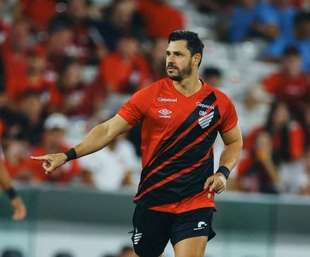 Jogador do Athletico-PR reage a terceiro rebaixamento do Paraná no Estadual