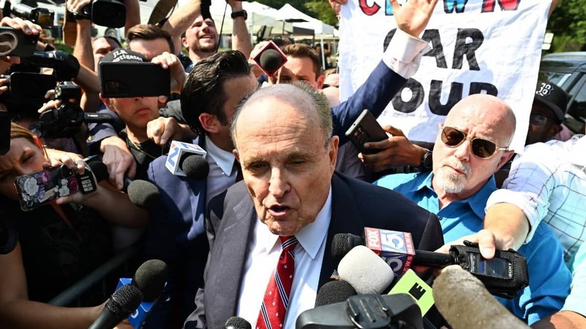 Ex-advogado de Trump, Rudy Giuliani se entrega após acusação de fraude nas eleições