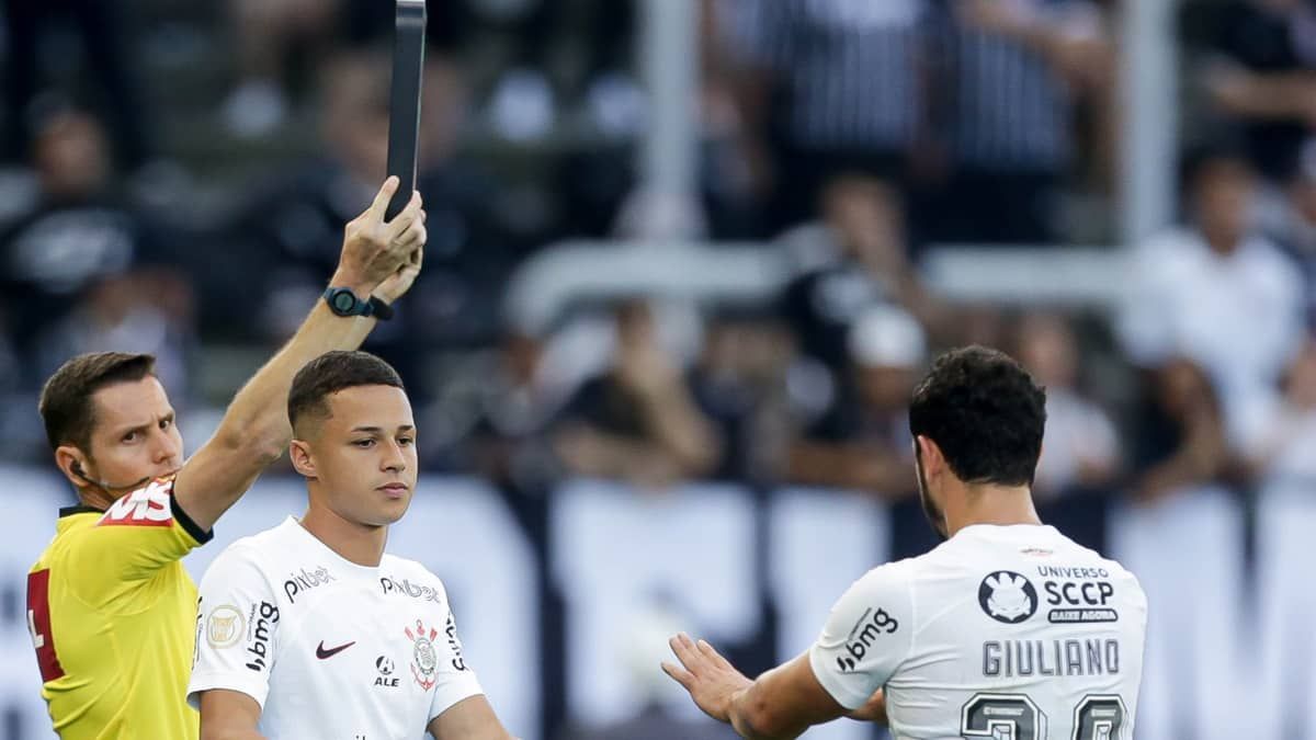 Meia do Corinthians passa por exames e é dúvida para estreia na Libertadores