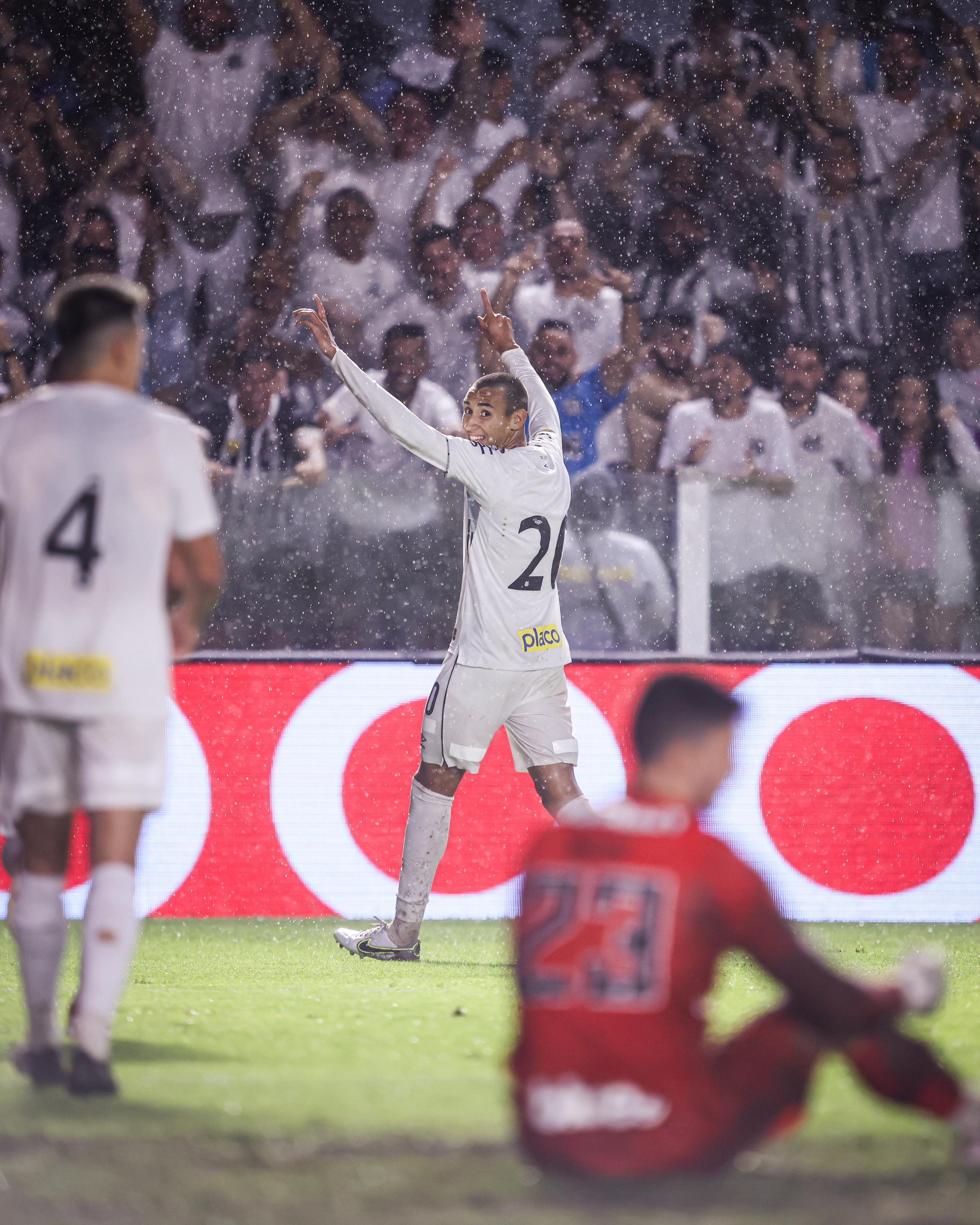 À espera de Neymar, Santos vira sobre o São Paulo e volta a vencer no Paulista