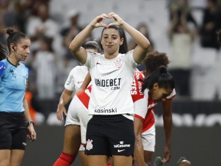 Corinthians goleia o Internacional e mantém 100% do Brasileirão Feminino