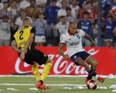 Eduardo Vargas, ex-Atlético, em ação pelo Nacional-URU