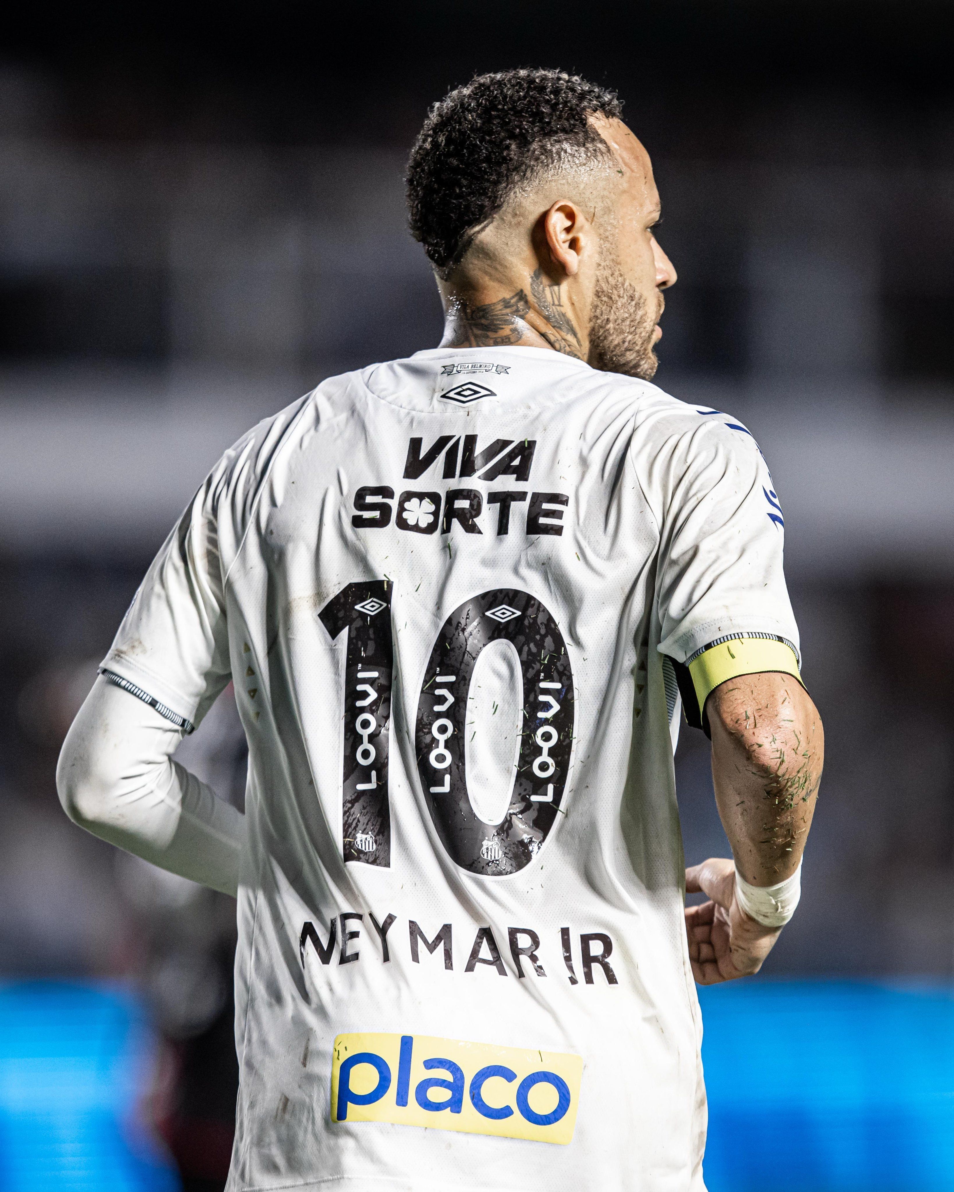 Neymar faz boa reestreia pelo Santos e quase marca golaço