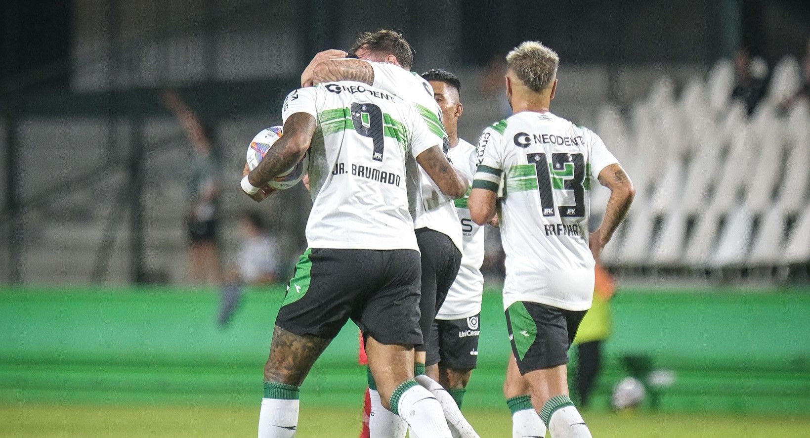 Centroavante dá show, Coritiba goleia Rio Branco-PR e se recupera no Paranaense