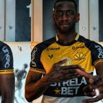 Clube da Série A anuncia jogador que brilhou na Premier League e tem drible de videogame
