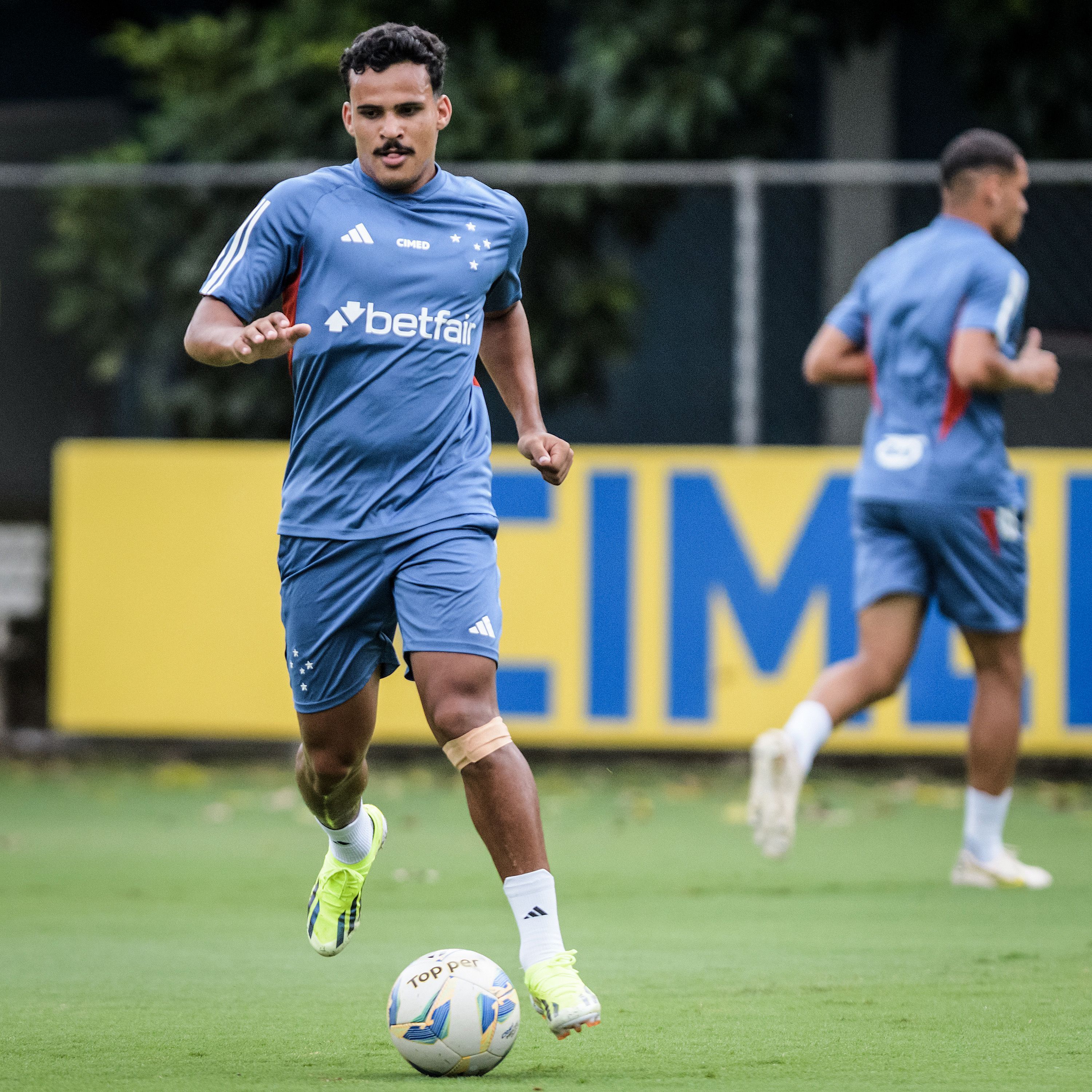 Recuperado de lesão, jovem promessa volta aos treinos no Cruzeiro