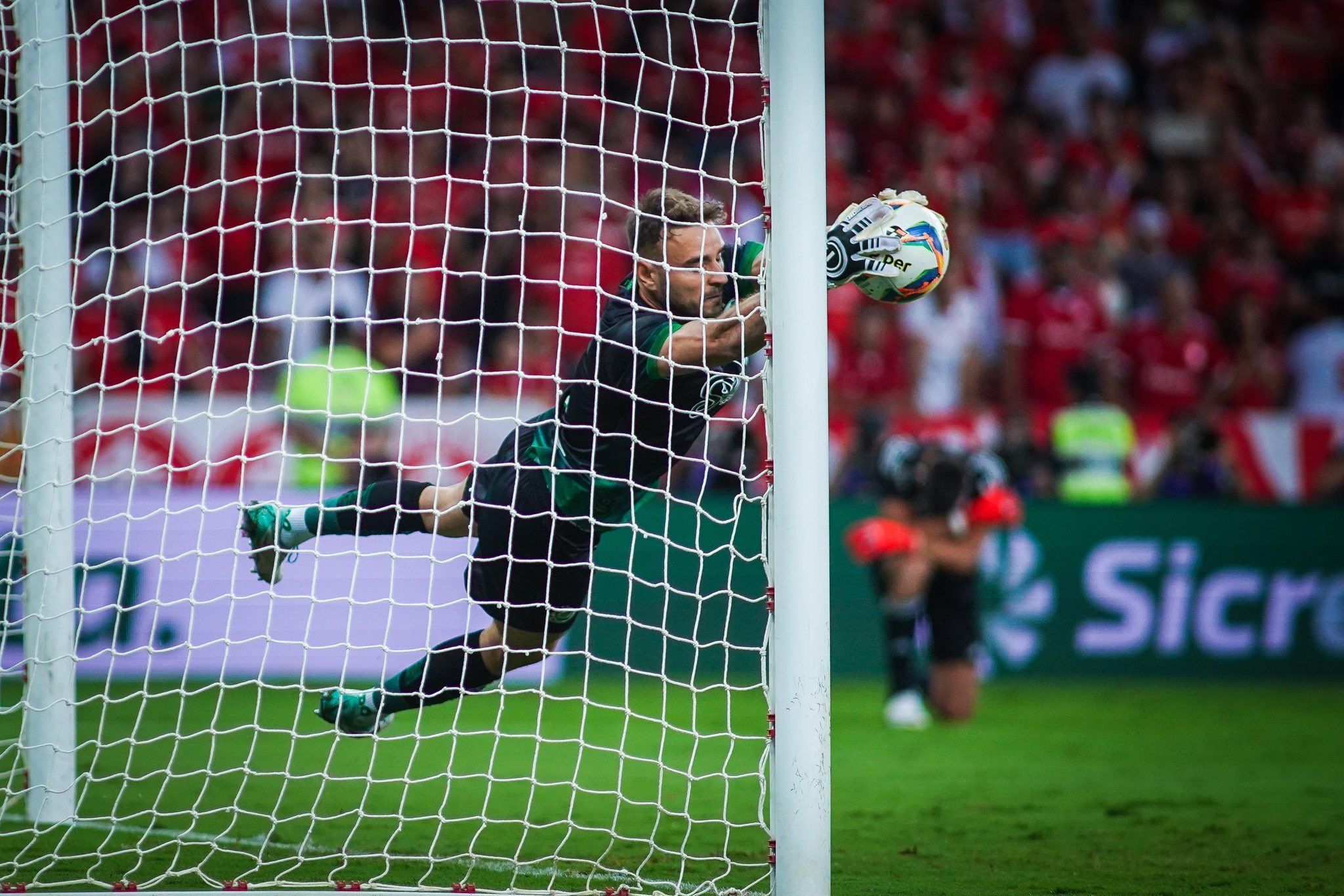 Goleiro que defendeu pênalti de cavadinha é cria do Cruzeiro e jogou final olímpica