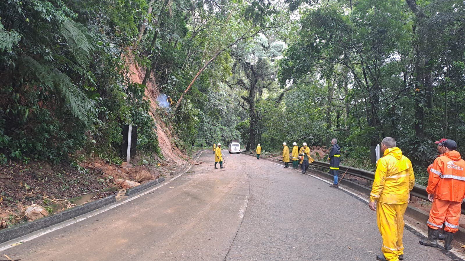 Chuva interdita Serra de Petrópolis, que liga Minas a Rio de Janeiro; veja pontos