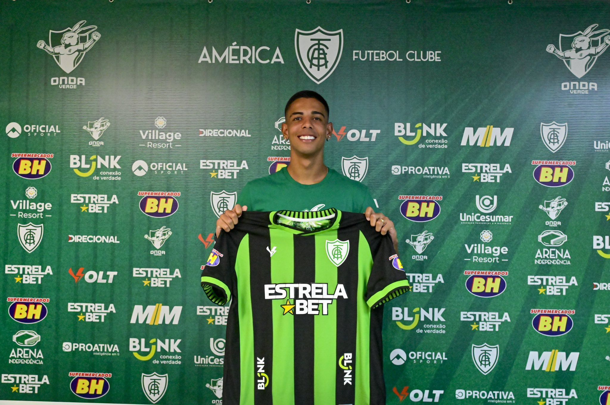 Consultado pelo Atlético, lateral do América toma decisão sobre o futuro da carreira