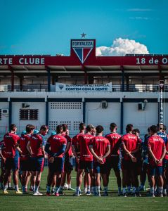 Jogadores do Fortaleza em campo no CT