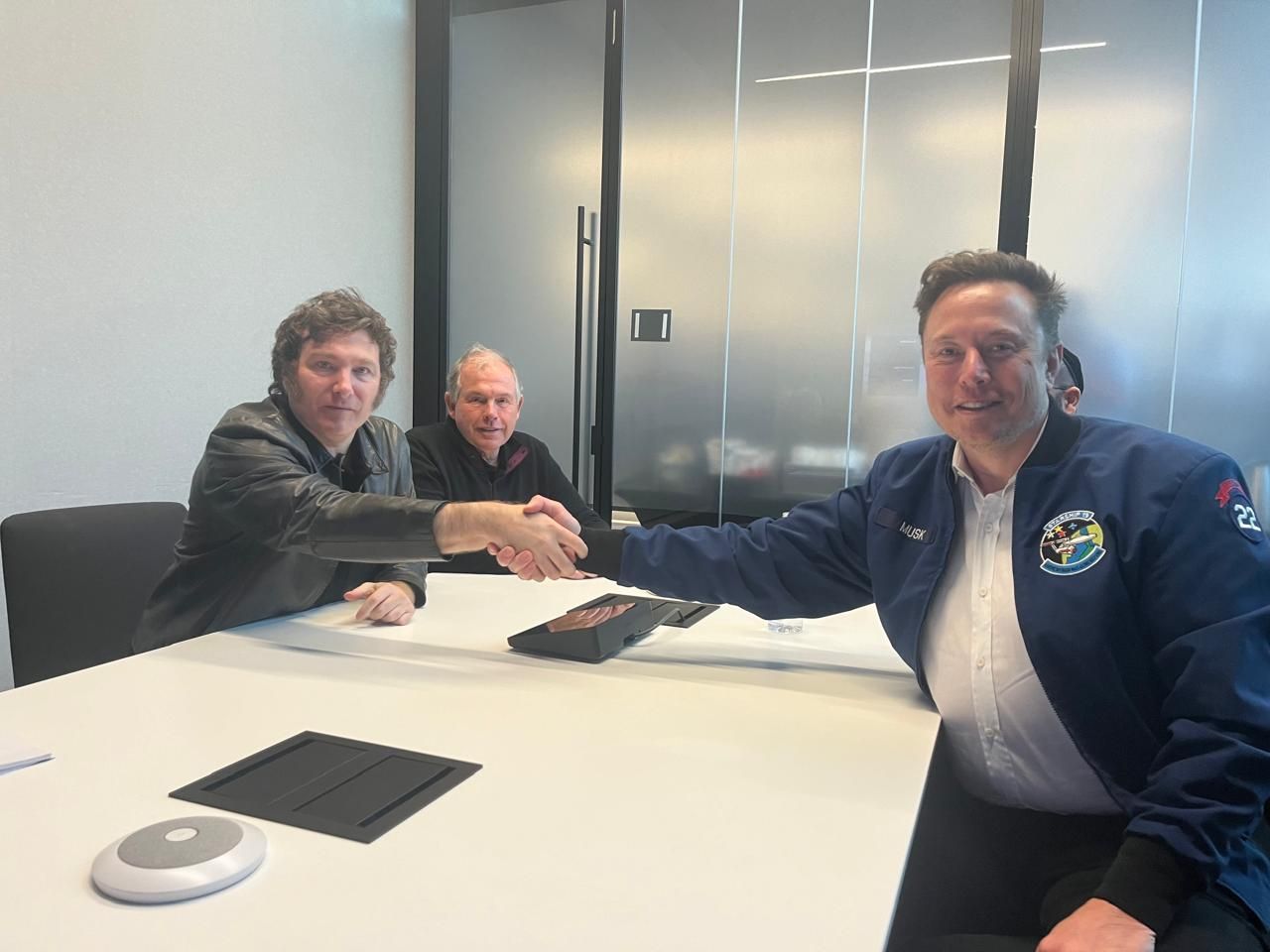 Milei se reúne com Elon Musk e oferece ajuda para o X na batalha da plataforma contra o STF no Brasil
