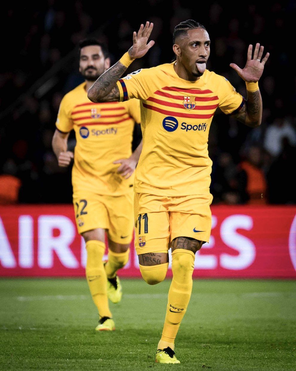 Raphinha, do Barcelona, provoca PSG com comemoração de Neymar na Champions; veja