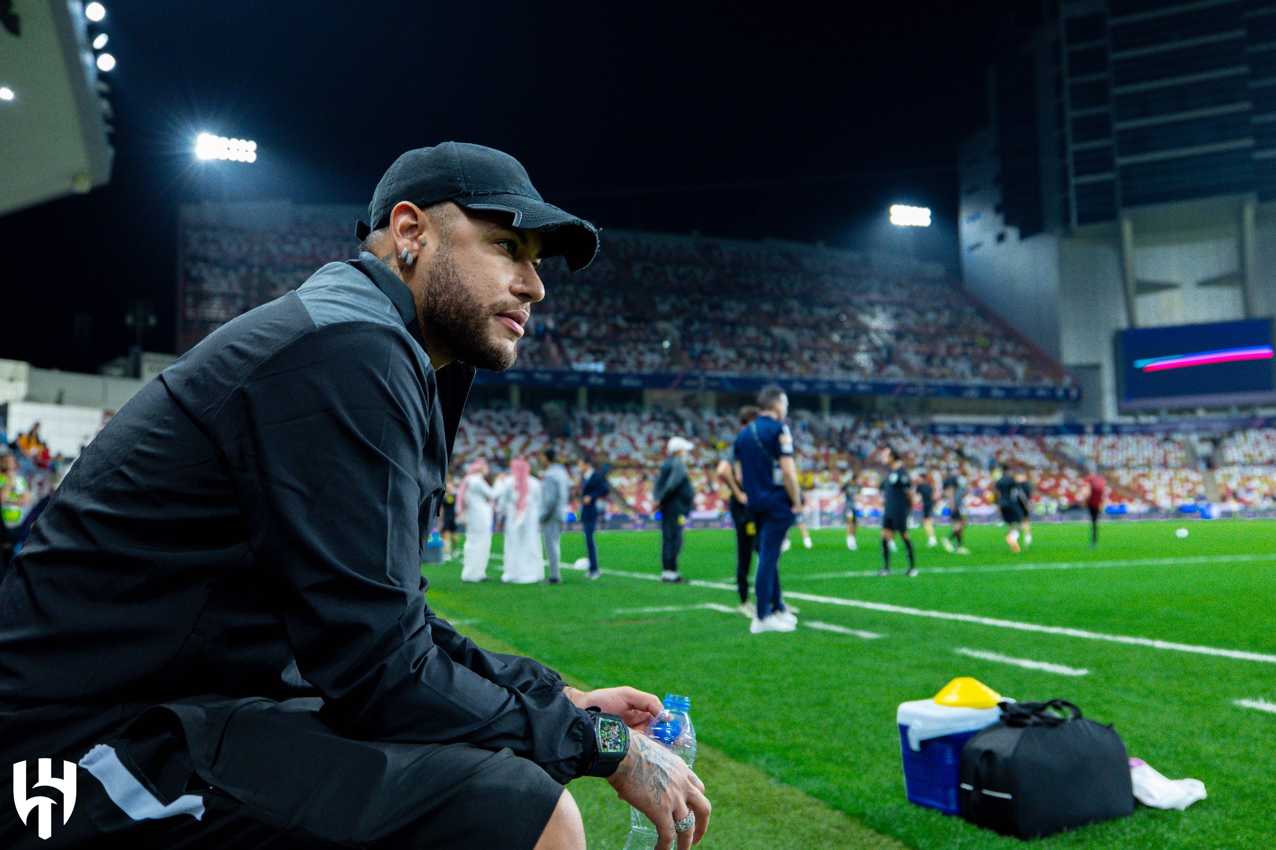 Neymar acompanha aquecimento do Al-Hilal e brinca: 'E a vontade de estar lá?'