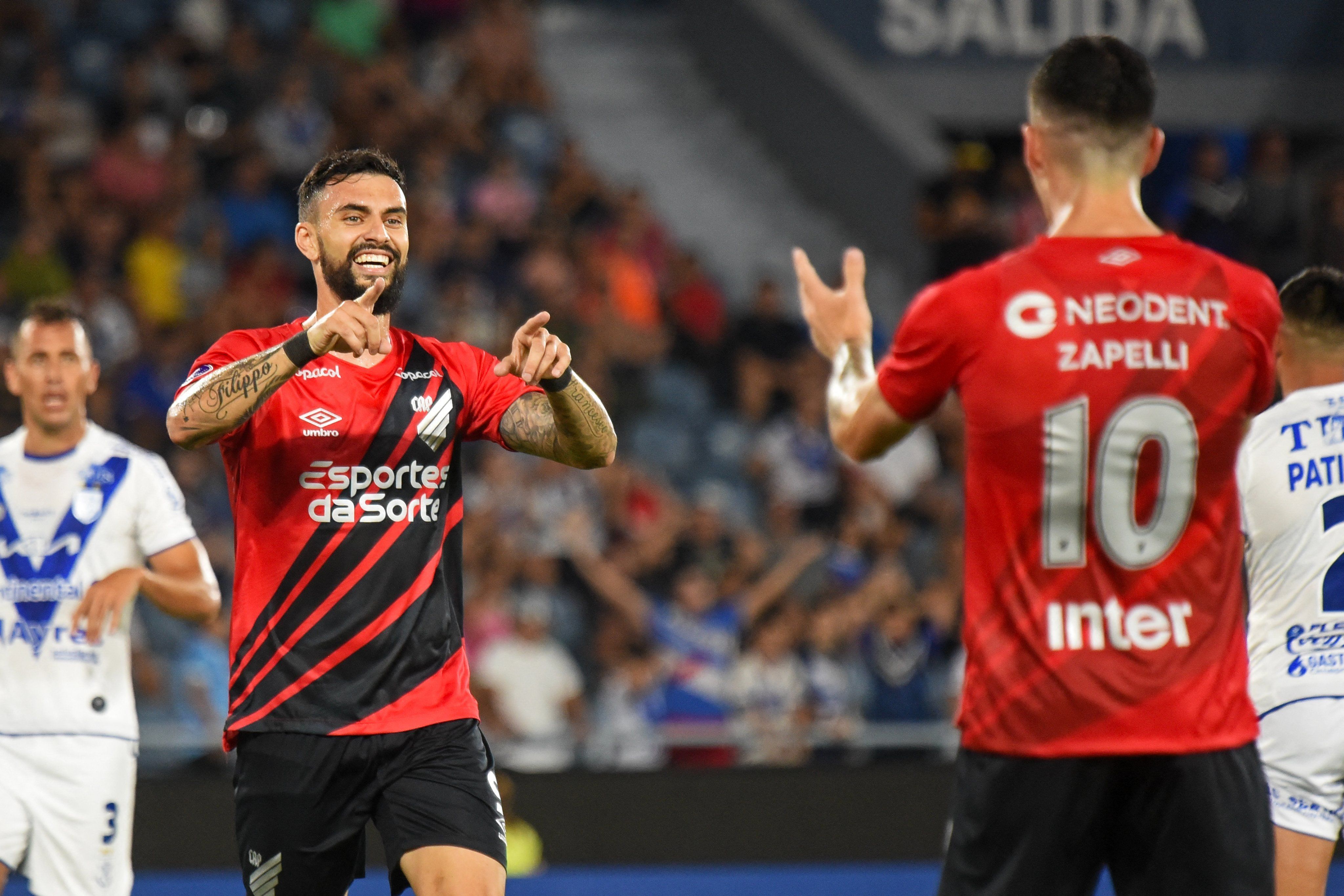 Mastriani brilha, e Athletico-PR goleia Sportivo Ameliano pela Sul-Americana
