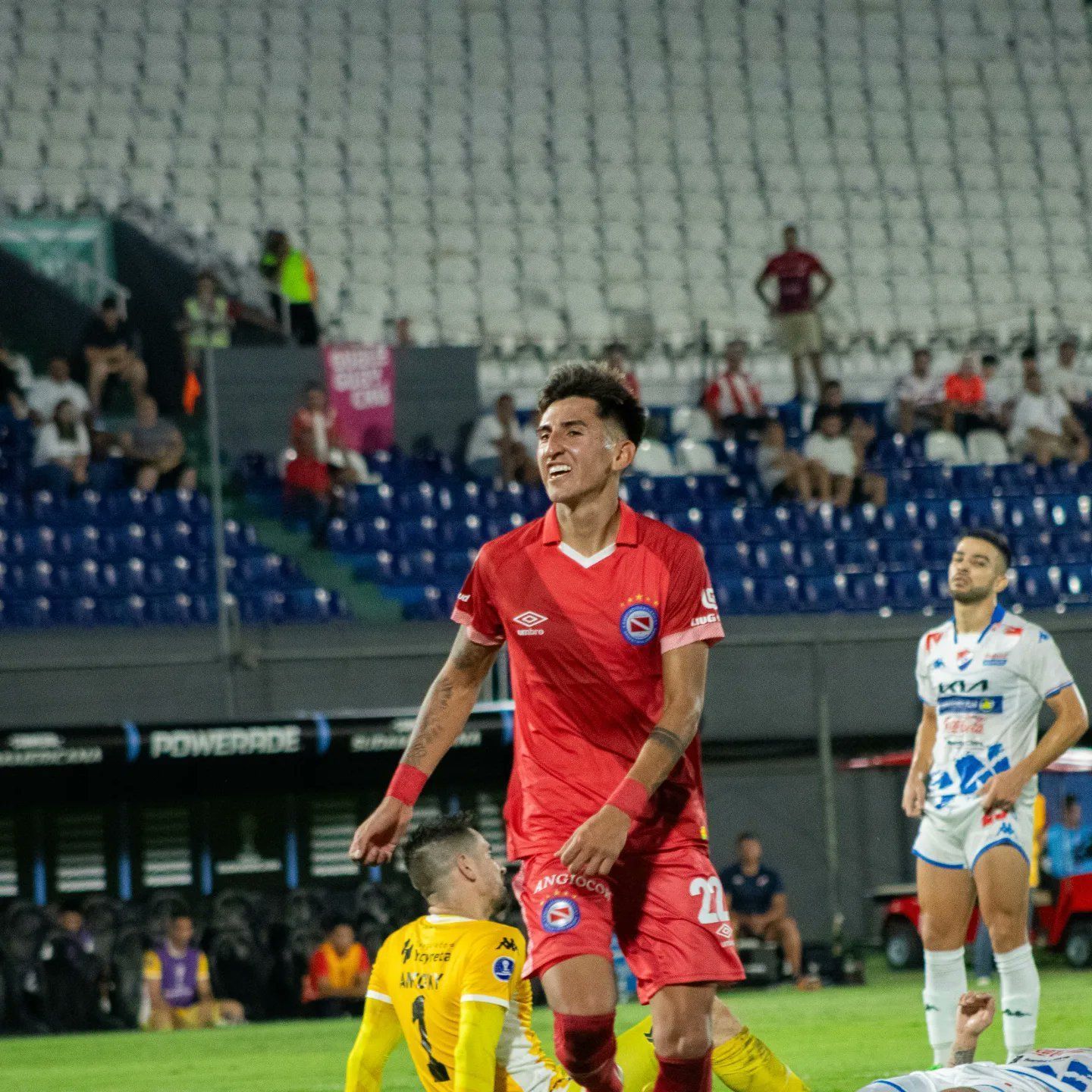 Argentinos Juniors vence e assume liderança do grupo do Corinthians na Sul-Americana