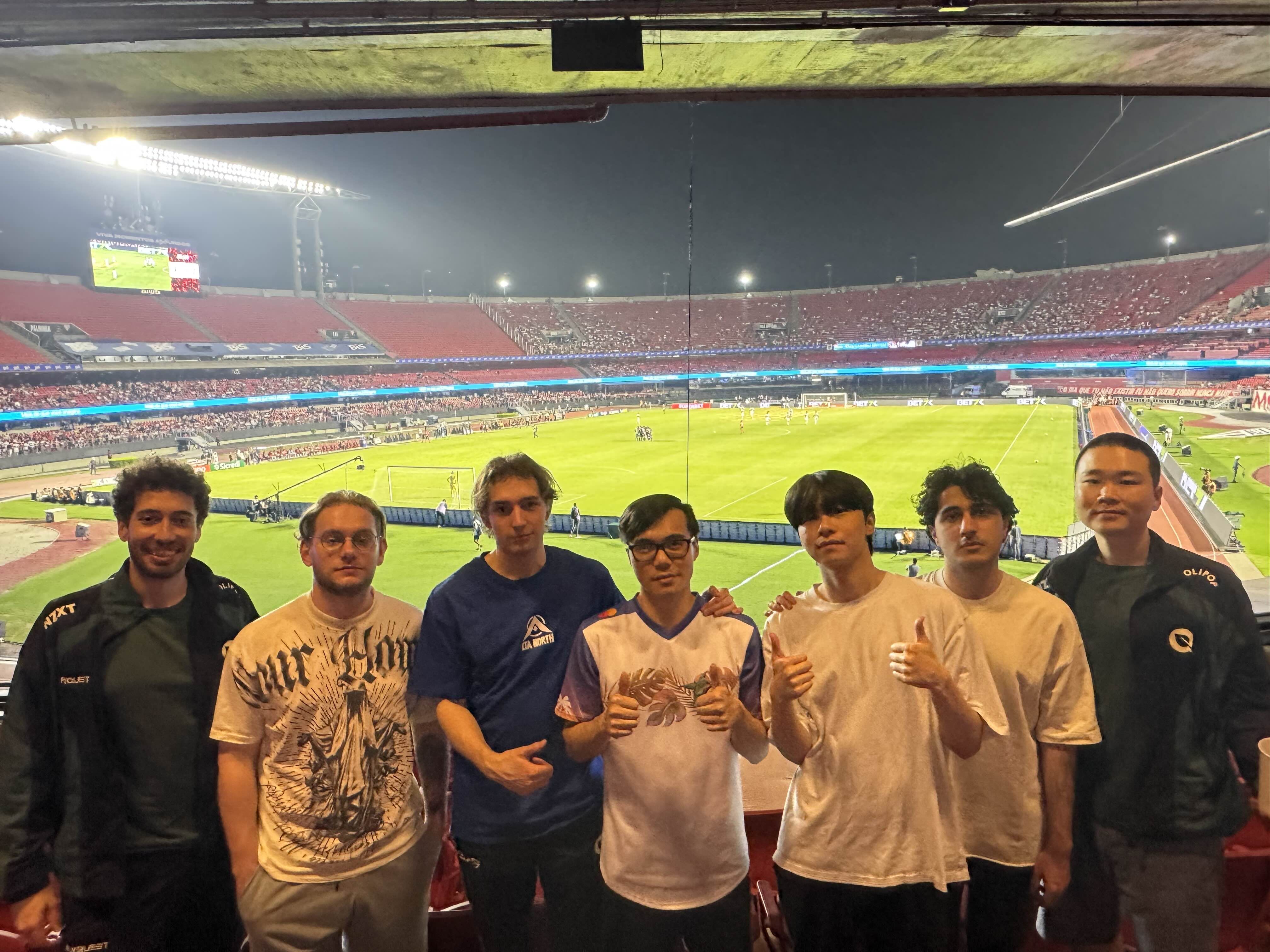 Time de LoL norte-americano assiste a jogo do São Paulo no Morumbis