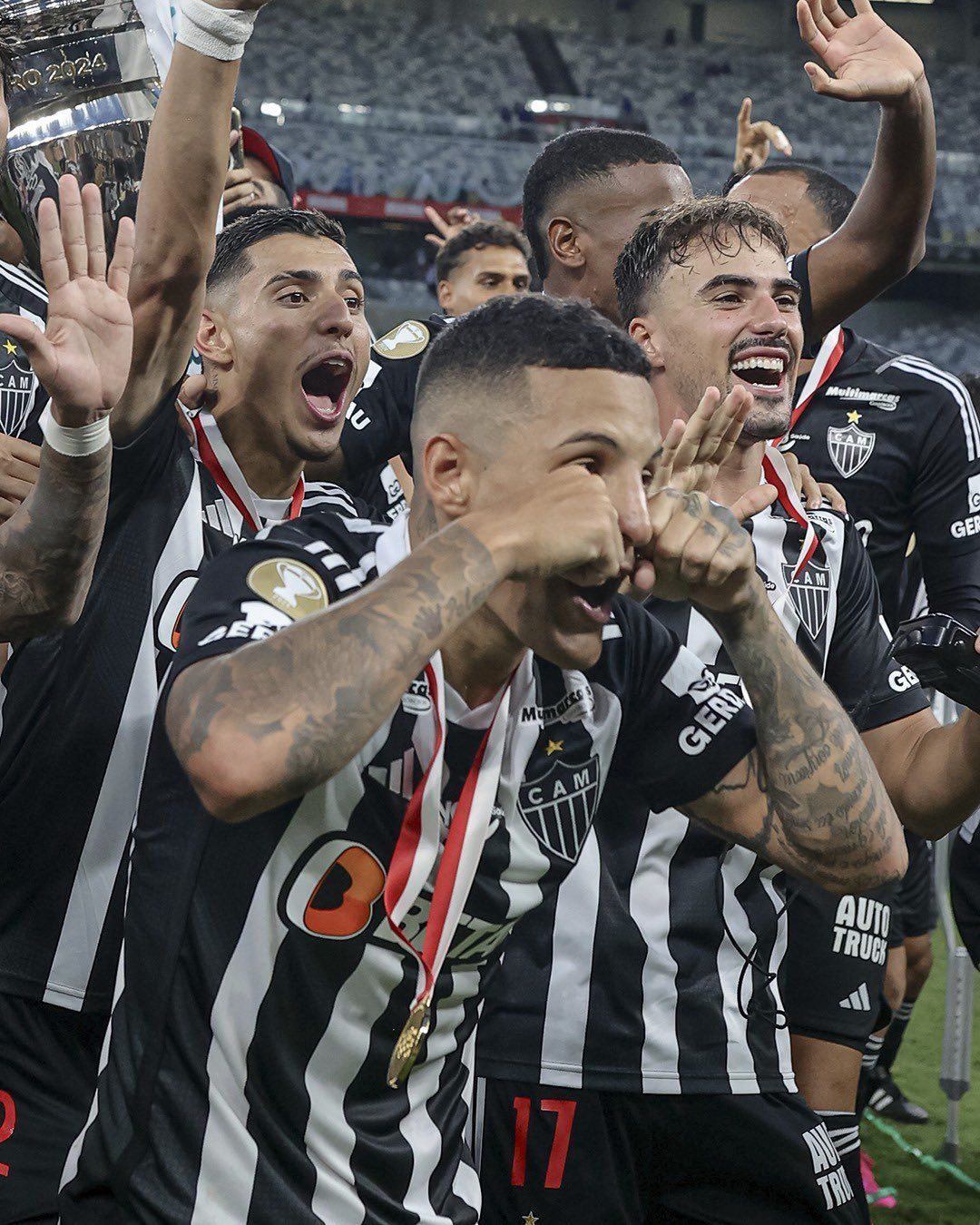 Arana chama jogador do Cruzeiro de 'malandrão' e provoca: 'Não vi você pegar sua medalha de vice'