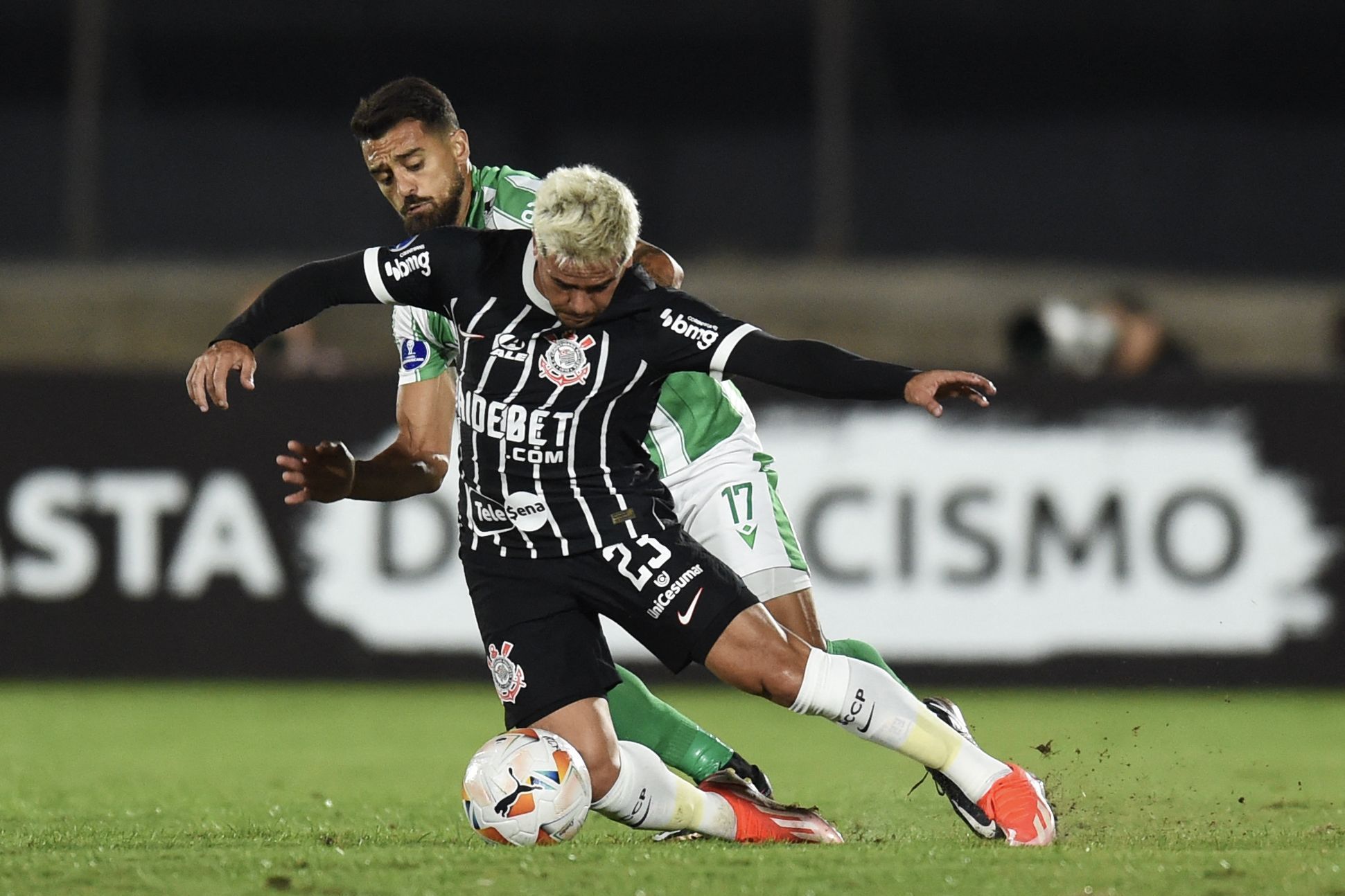Corinthians joga mal, leva gol no fim e empata com o Racing pela Sul-Americana