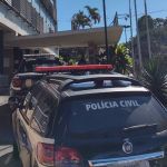 Médico filmado agredindo cão em Contagem é indiciado por maus-tratos