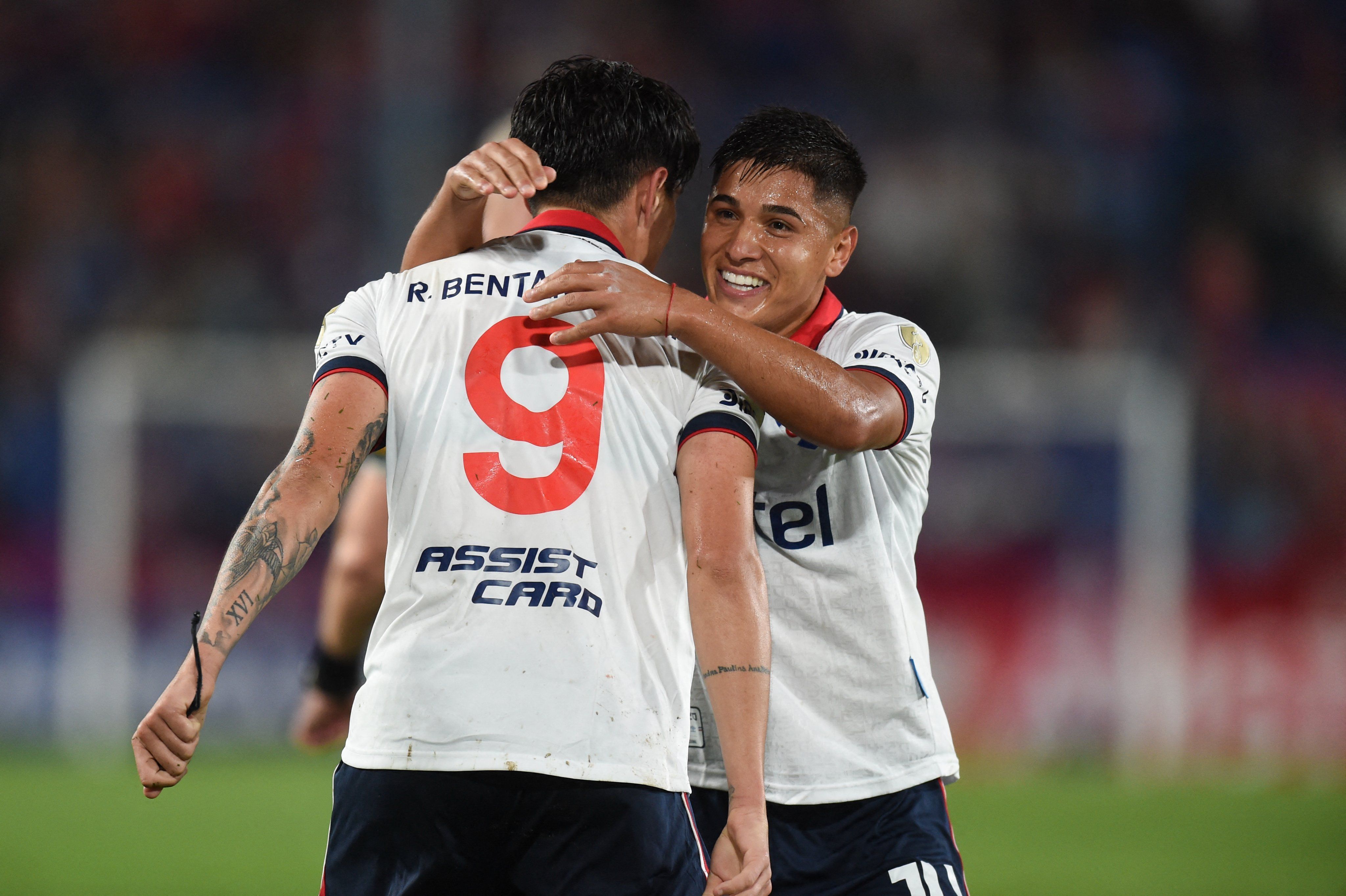 Nacional-URU vence Libertad-PAR e divide liderança com River na Libertadores