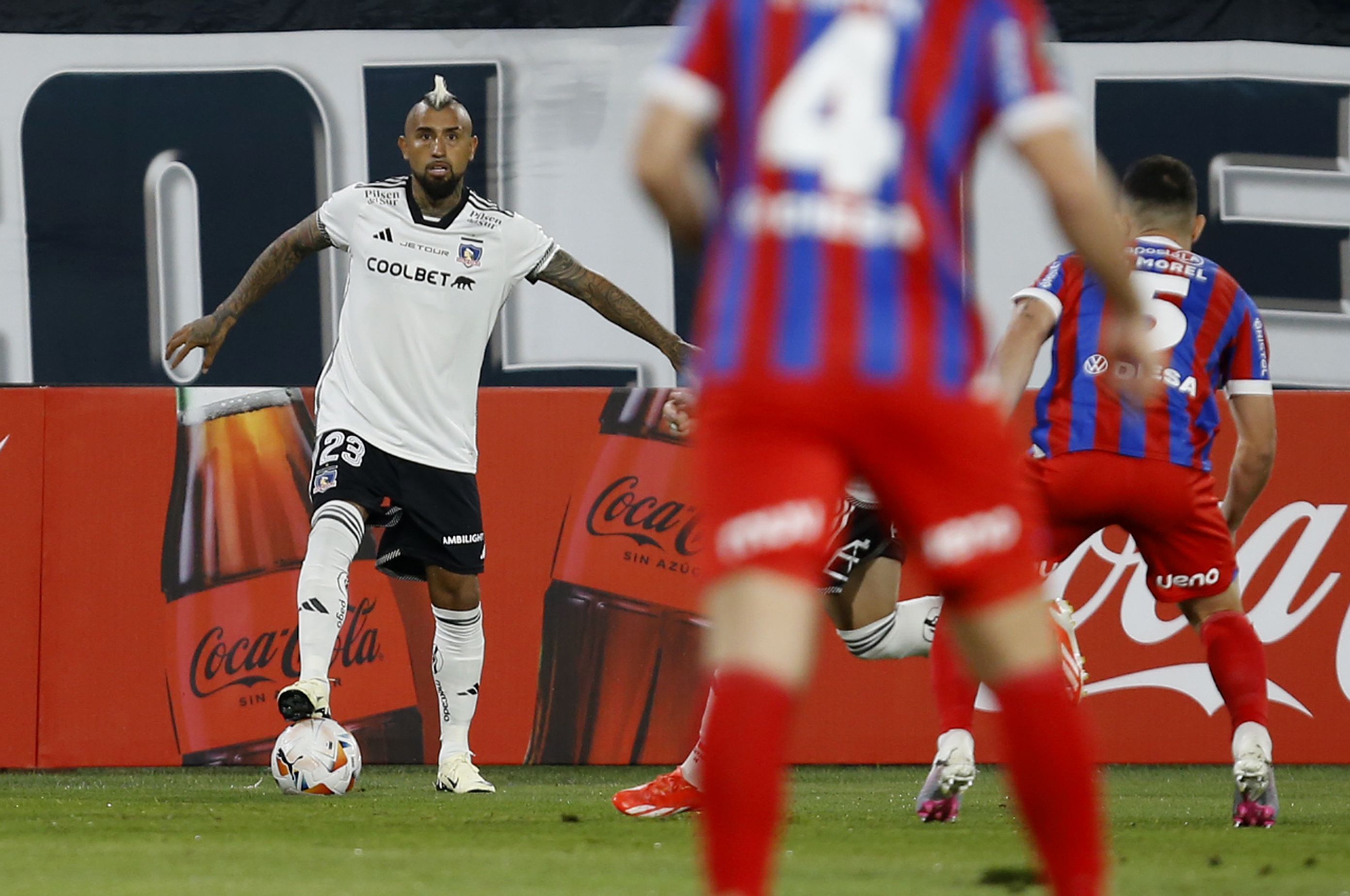 Colo-Colo vence Cerro Porteño e lidera grupo do Fluminense na Libertadores