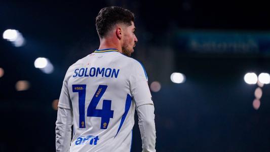 Manor Solomon (foto) pertence ao Tottenham, mas esteve emprestado ao Leeds United na última temporada