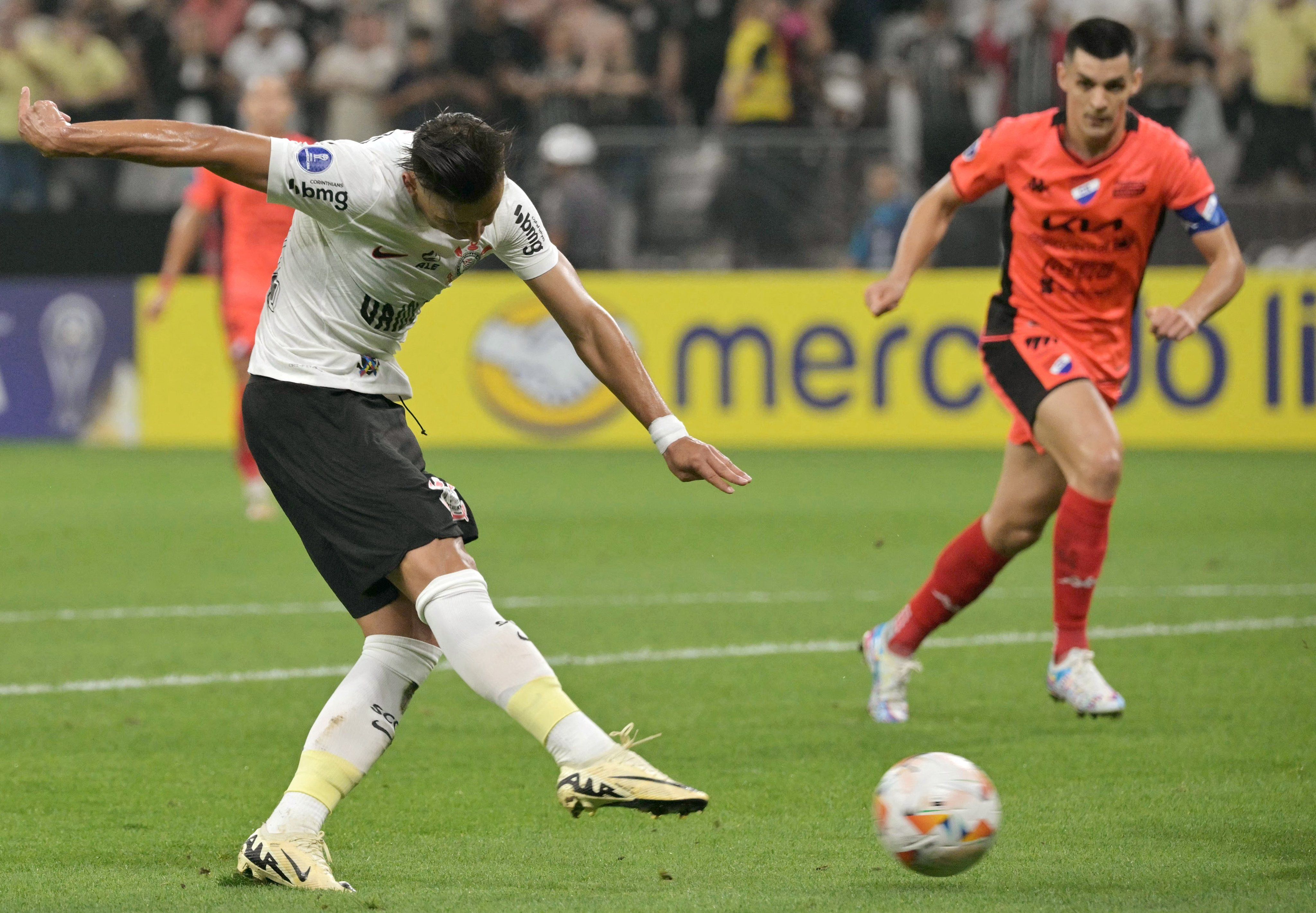 Com show de Romero, Corinthians vence o Nacional pela Sul-Americana