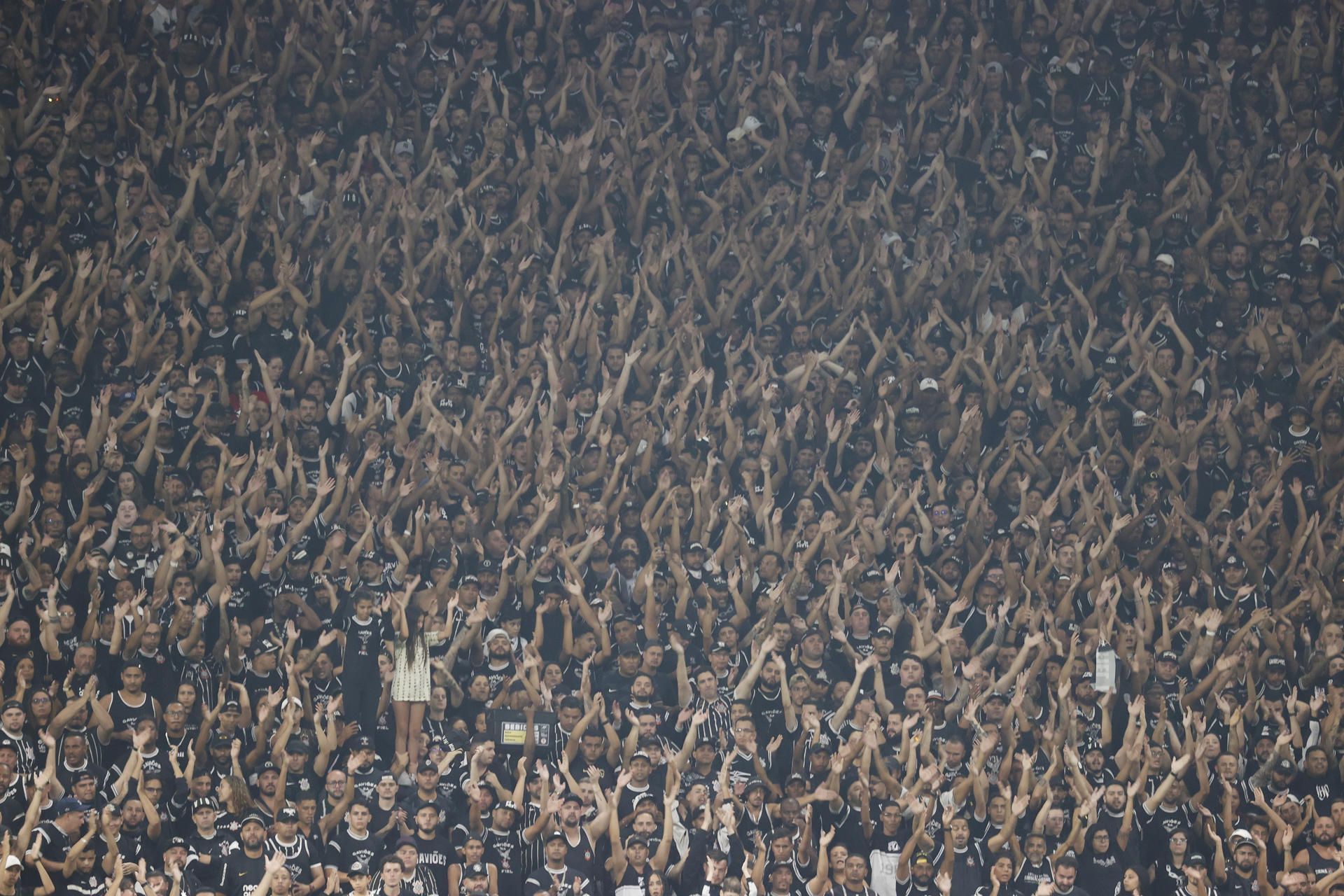 Com ingresso mais caro, Corinthians tem pior público da temporada contra o Nacional