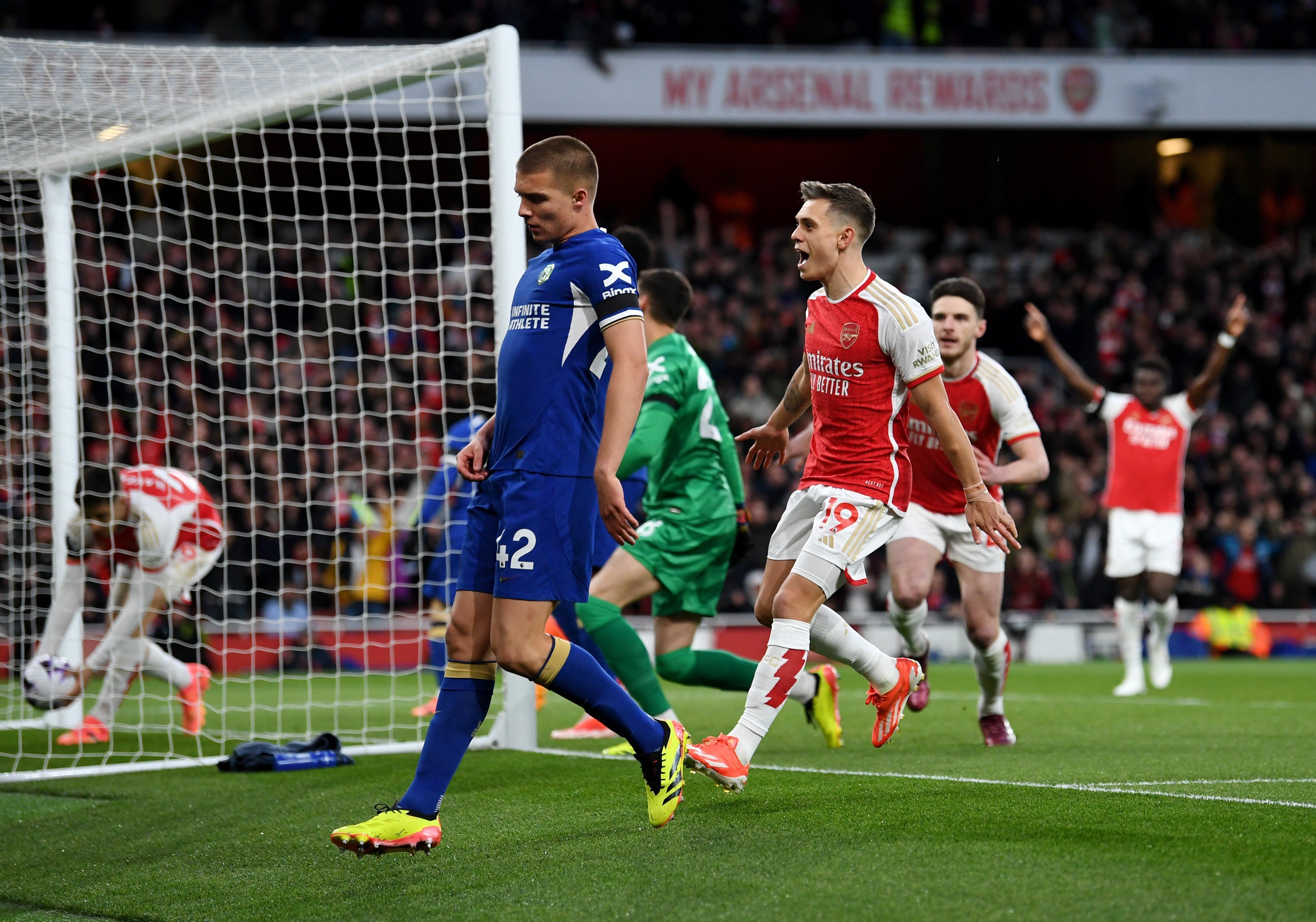 Arsenal atropela Chelsea por 5 a 0 e mantém liderança da Premier League