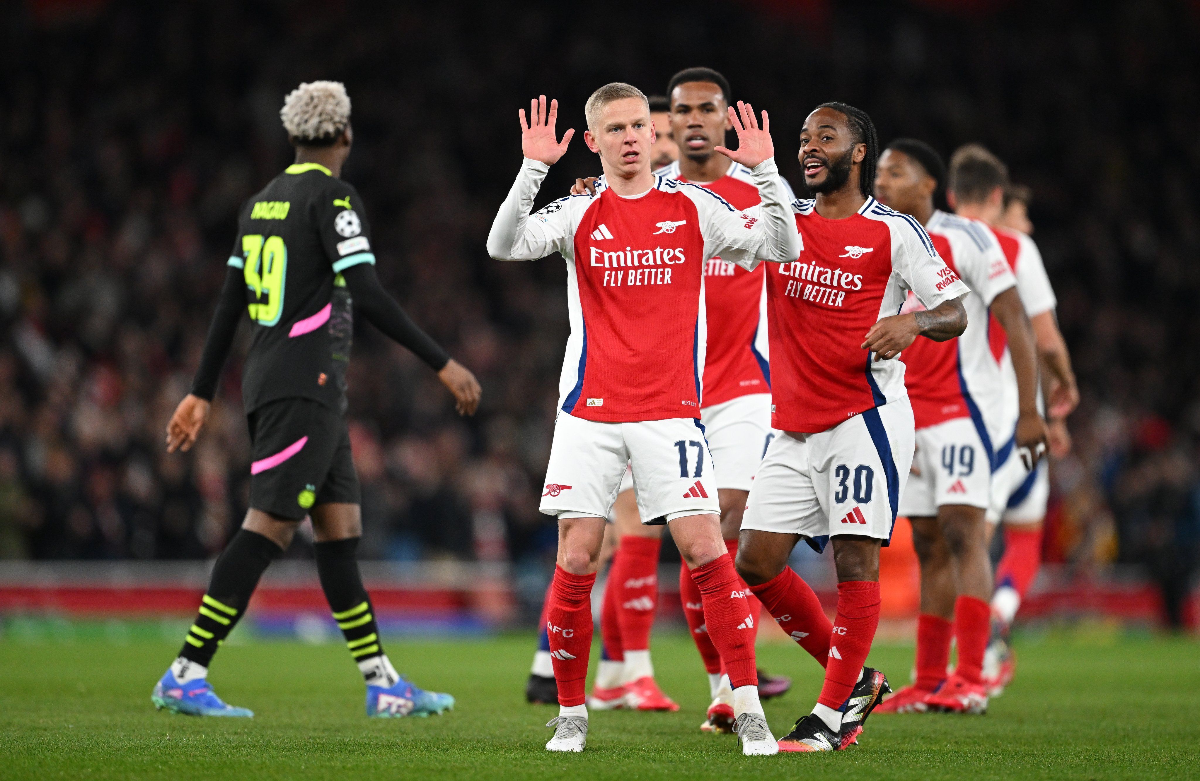 Com time misto, Arsenal empata com PSV e avança às quartas da Champions