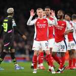 Com time misto, Arsenal empata com PSV e avança às quartas da Champions
