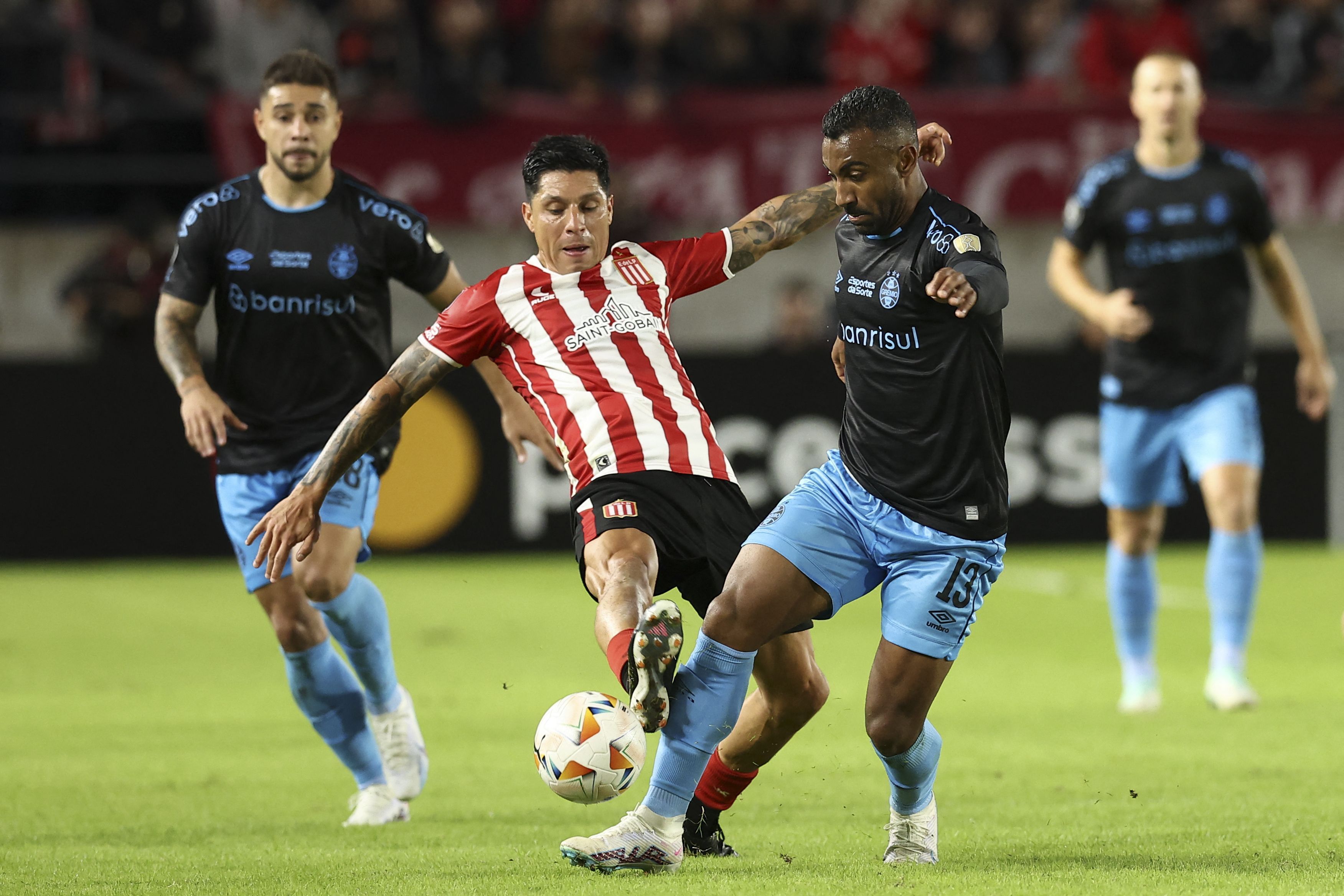 Grêmio vence Estudiantes em La Plata e respira na Libertadores