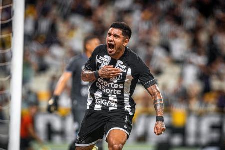 Galeano comemorando gol pelo Ceará