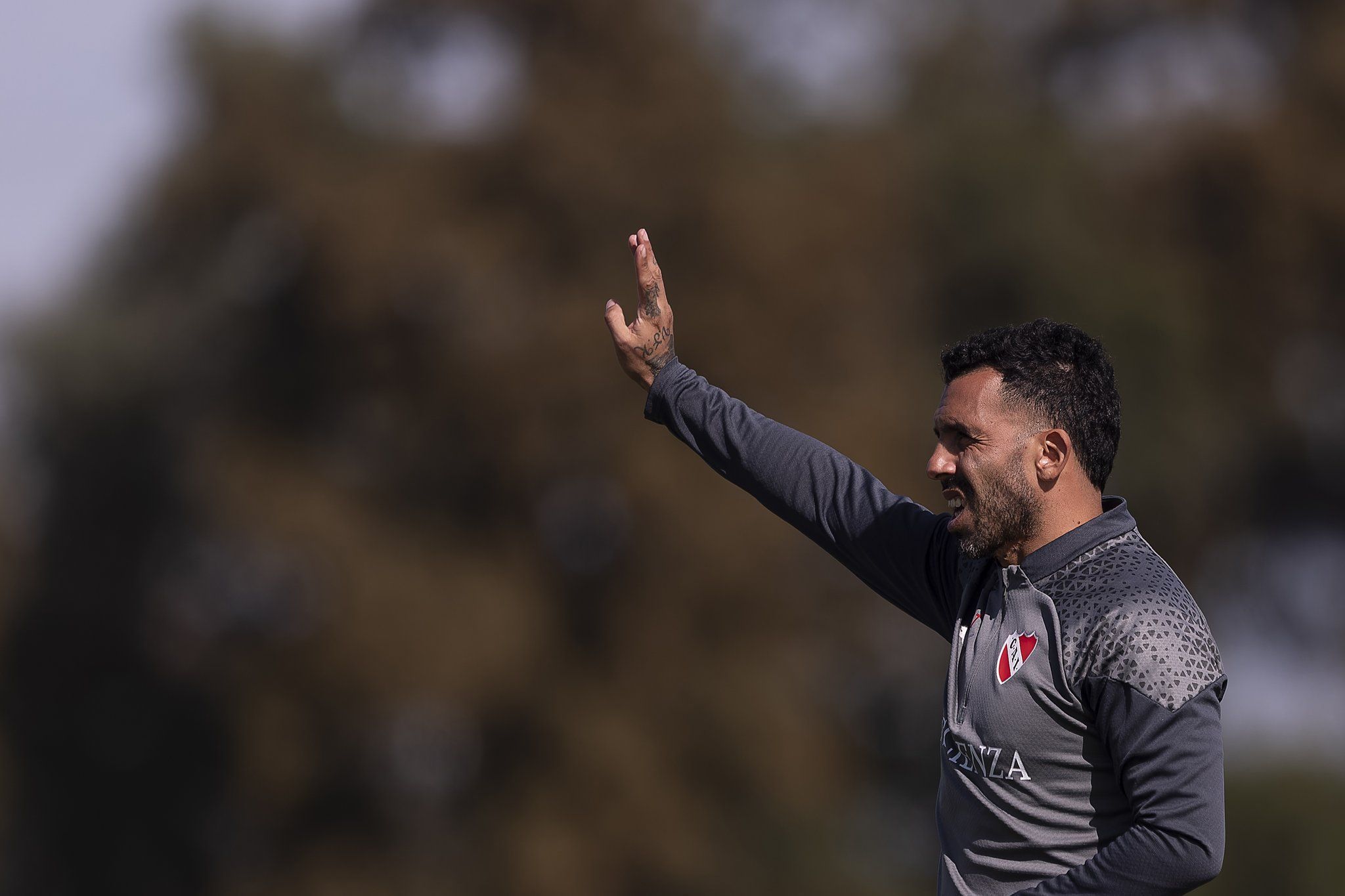 Ex-Corinthians é internado em hospital na Argentina por dores no peito