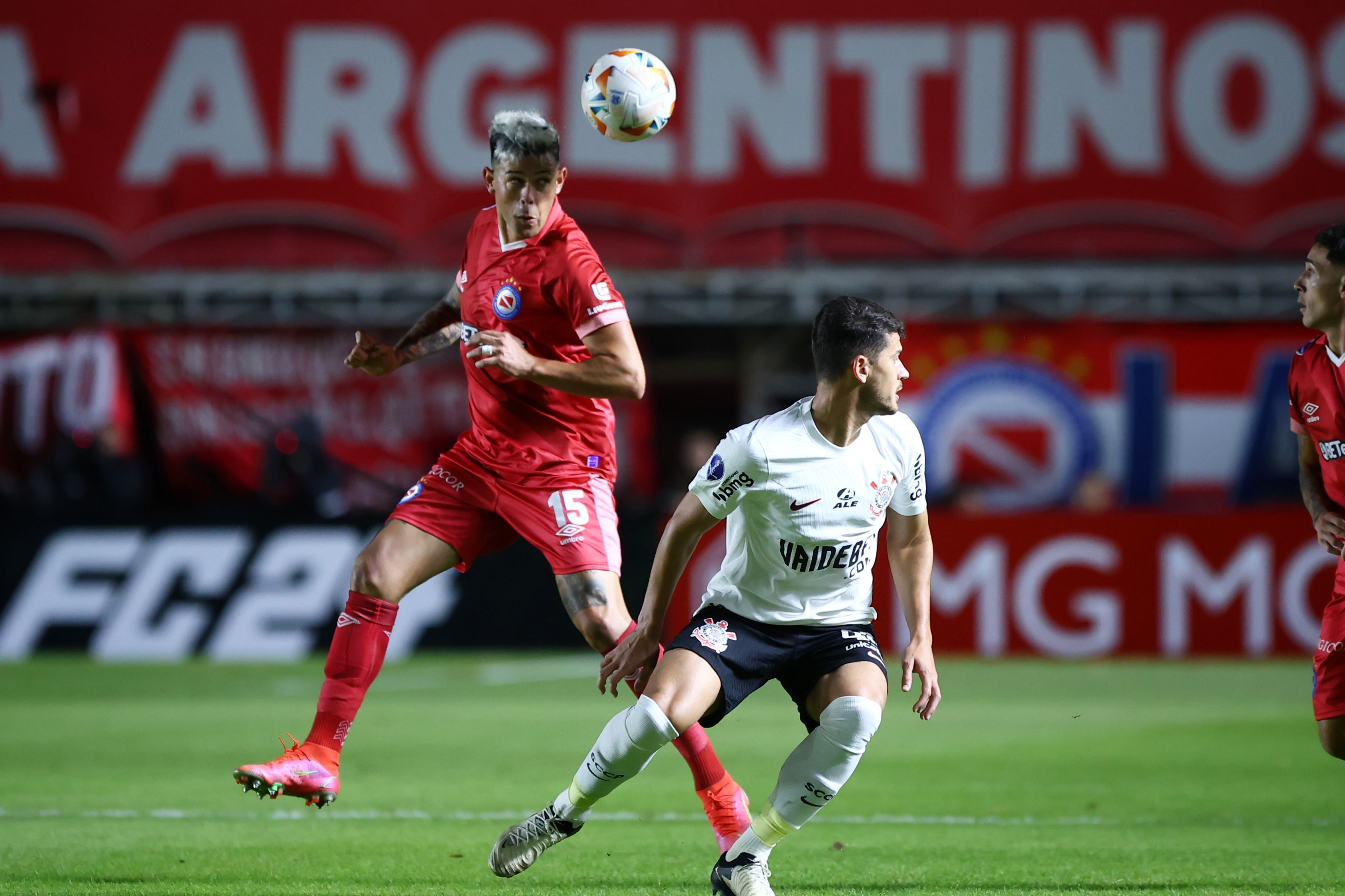 Corinthians leva gol cedo e perde para o Argentinos Juniors na Sul-Americana