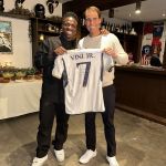 Vini Jr se encontra com lenda do tênis e o presenteia com camisa do Real Madrid