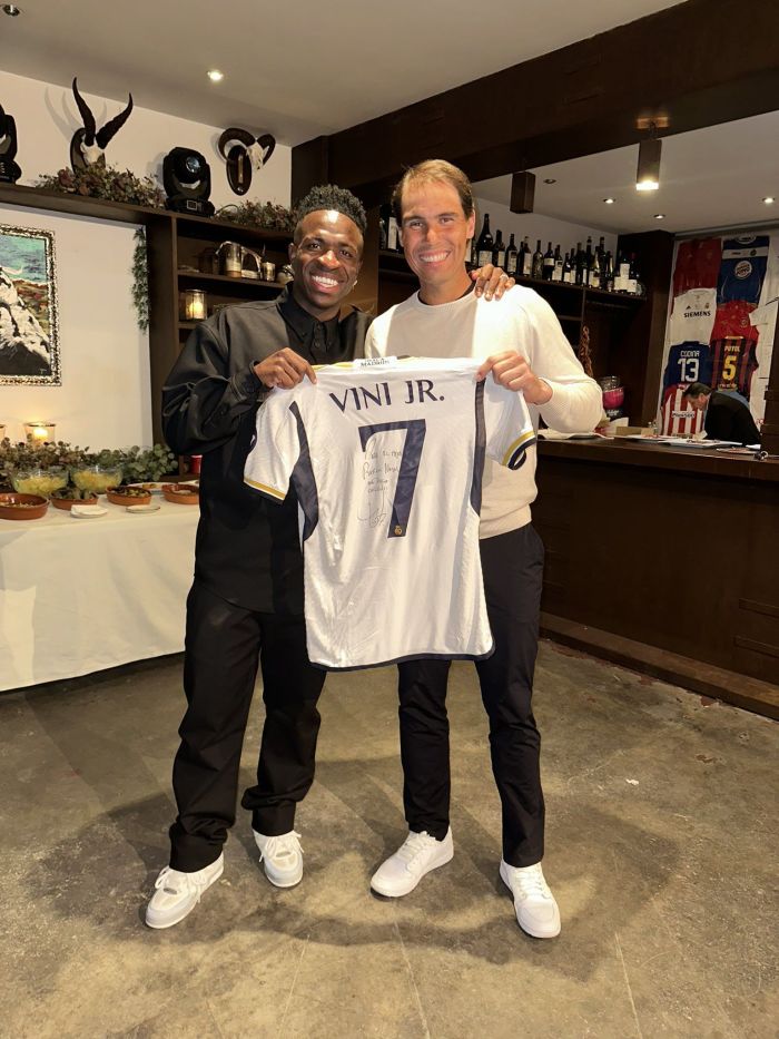 Vinicius Jr presenteia Rafael Nadal