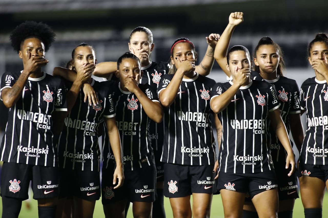 Em noite de protestos, Corinthians vence Santos e mantém 100% no Brasileirão Feminino