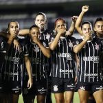 Em noite de protestos, Corinthians vence Santos e mantém 100% no Brasileirão Feminino