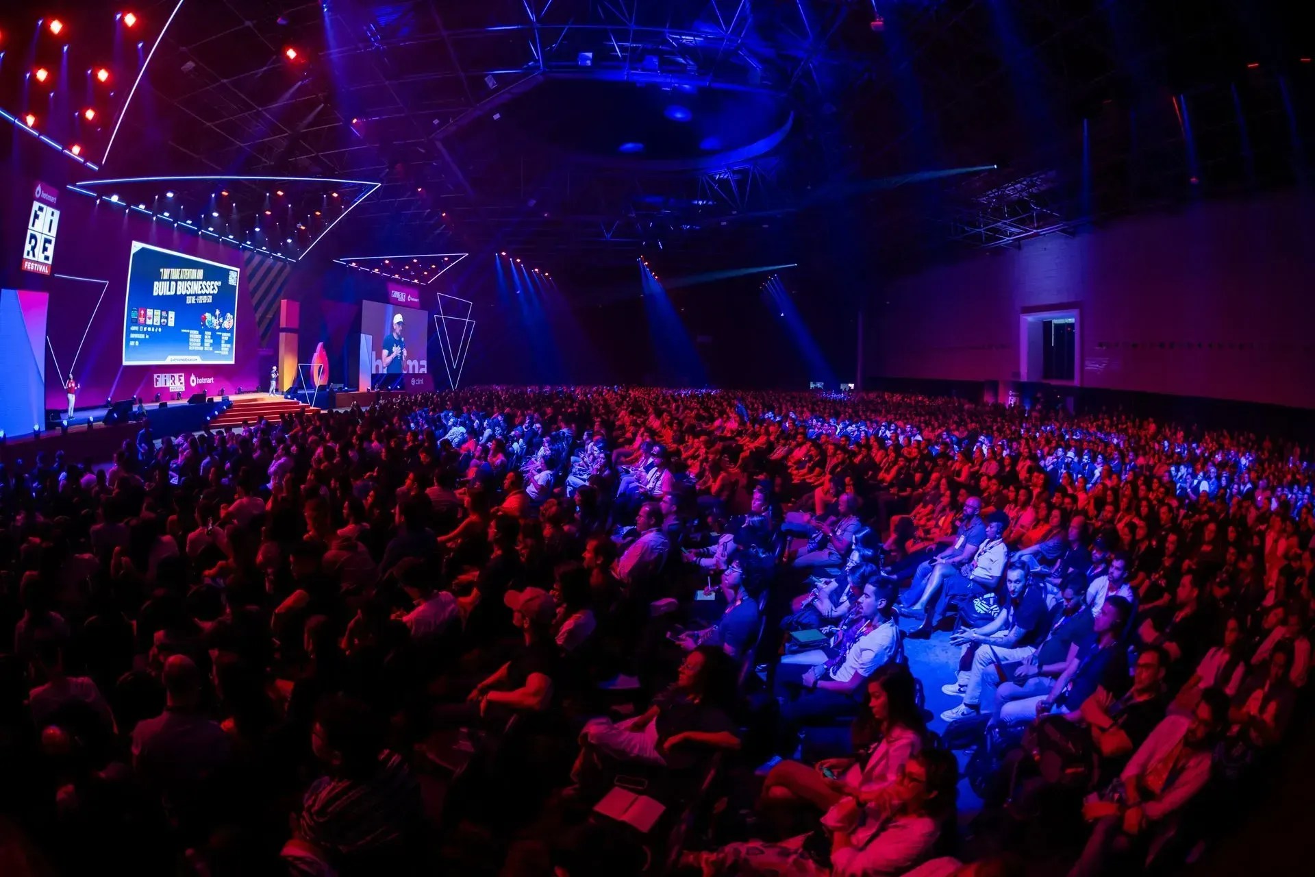 Hotmart FIRE 2024: segundo dia de festival reúne famosos da internet e anima participantes em BH