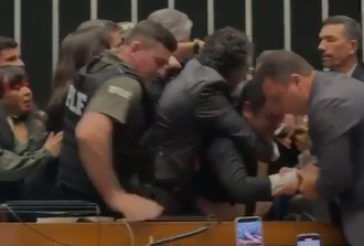 Glauber Braga é retirado à força da Mesa Diretora da Câmara