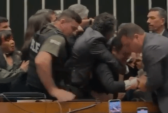 Glauber Braga é retirado do plenário da Câmara
