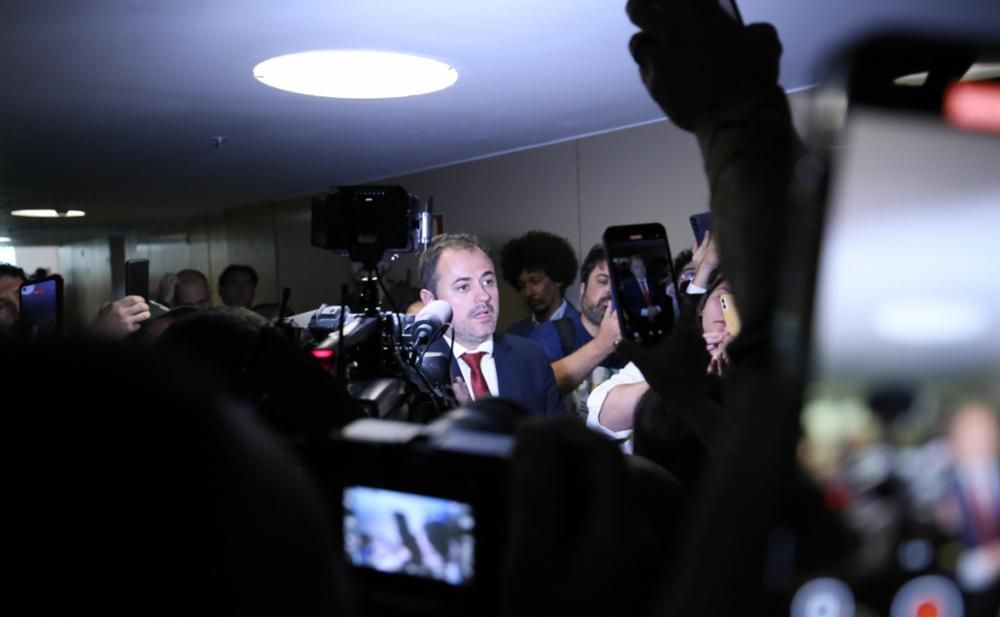 Após dormir no chão do plenário, Glauber vai levar colchão para Câmara
