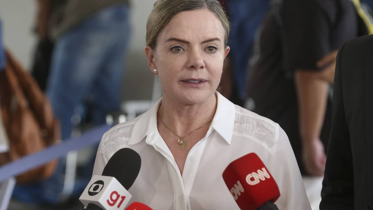 Gleisi deixa UTI e vai para unidade de cuidados intermediários após cirurgia, diz boletim