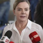 Gleisi deixa UTI e vai para unidade de cuidados intermediários após cirurgia, diz boletim