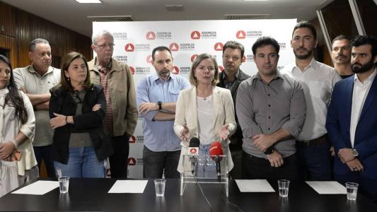 Gleisi Hoffmann concedeu entrevista na ALMG, ao lado de parlamentares e integrantes do PT de Minas Gerais