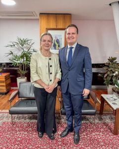 A ministra Gleisi Hoffmann e o novo secretário de Assuntos Federativos, Júlio Pinheiro