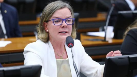 Gleisi Hoffmann elogiou decisão do TSE que deixou Bolsonaro inelegível