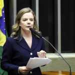 Gleisi Hoffmann passa por cirurgia no coração na manhã sábado (30)