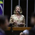 Presidente do PT, Gleisi relembra inelegibilidade de Bolsonaro após discurso do ex-presidente no RJ